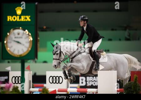 DenBosch, Niederlande - 8. März 2024. Scott Brash aus Großbritannien und Riding Hello Valentino tritt in der ersten 1,40-m-Geschwindigkeitsklasse beim 2024 D an Stockfoto