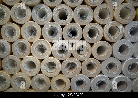 Stapel von aufgerolltem weißem Papier im Supermarkt. Stockfoto