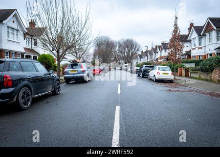 LONDON, 15. FEBRUAR 2024: Wohnstraße mit Reihenhäusern in Chiswick, West London Stockfoto