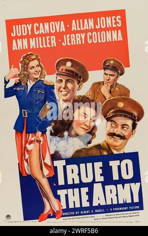 True to the Army (1942) unter der Regie von Albert S. Rogell mit Judy Canova, Allan Jones und Ann Miller. Eine Zirkusdarstellerin wird Zeuge eines Mordes und wird gezwungen, sich vor Gangstern zu verstecken, indem sie sich als männlicher Soldat in einem Armeelager verkleidet. Foto eines vollständig restaurierten Leinenlagers, Original-Poster aus dem Jahr 1942 (US-1-Blatt). ***NUR REDAKTIONELLE VERWENDUNG*** Guthaben: BFA / Private Collection / Paramount Pictures Stockfoto