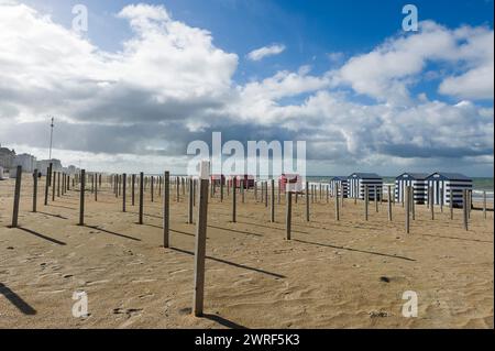 La ville cotiere de La Panne - Cabines à roues sur la plage City an der belgischen Küste - de Panne - Radkabine auf dem Sand Stockfoto