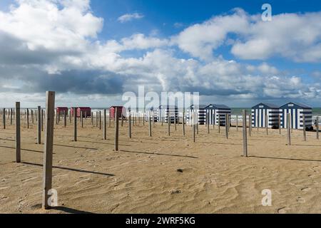 La ville cotiere de La Panne - Cabines à roues sur la plage City an der belgischen Küste - de Panne - Radkabine auf dem Sand Stockfoto