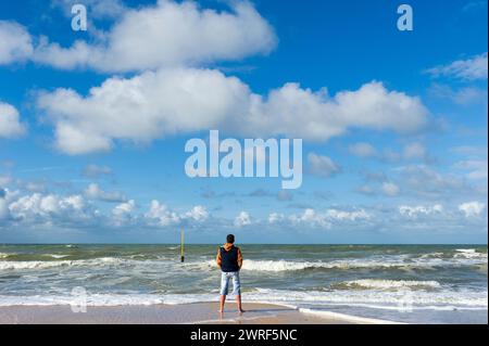 Mann allein; Füße auf dem Sand, Blick auf das Meer | Homme seul, pieds dans le Sable, qui regarde la mer Stockfoto