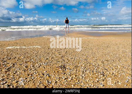 Mann allein; Füße auf dem Sand, Blick auf das Meer | Homme seul, pieds dans le Sable, qui regarde la mer Stockfoto