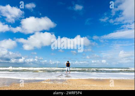 Mann allein; Füße auf dem Sand, Blick auf das Meer | Homme seul, pieds dans le Sable, qui regarde la mer Stockfoto