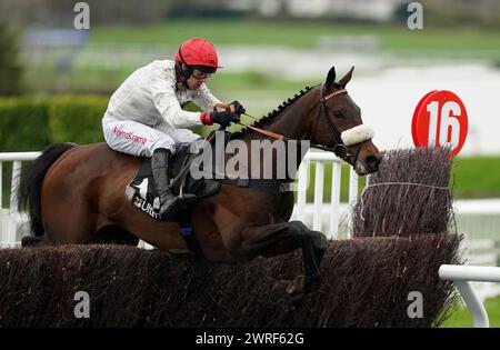 Chianti Classico wurde von David Bass auf dem Weg zum Sieg der Ultima Handicap Chase am ersten Tag des Cheltenham Festivals 2024 auf der Cheltenham Racecourse gefahren. Bilddatum: Dienstag, 12. März 2024. Stockfoto