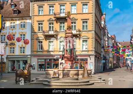 Malerischer Blick auf den berühmten Brunnen Kaiserbrunnen am Marktplatz der Altstadt in Konstanz am Bodensee in... Stockfoto