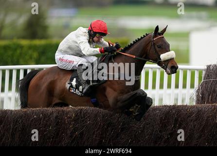 Chianti Classico wurde von David Bass auf dem Weg zum Sieg der Ultima Handicap Chase am ersten Tag des Cheltenham Festivals 2024 auf der Cheltenham Racecourse gefahren. Bilddatum: Dienstag, 12. März 2024. Stockfoto