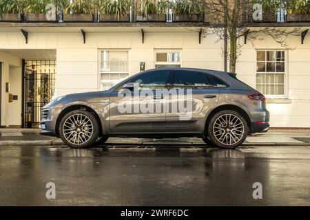 LONDON – 19. FEBRUAR 2024: Porsche Macan S parkte auf der gehobenen Londoner Straße Stockfoto