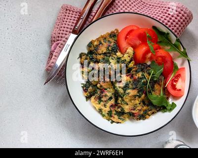 Grüne Pfannkuchen von Rübenspitzen. Gesundes veganes Lebensmittelkonzept. Keto-Diät. Stockfoto