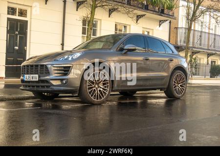 LONDON – 19. FEBRUAR 2024: Porsche Macan S parkte auf der gehobenen Londoner Straße Stockfoto