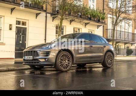 LONDON – 19. FEBRUAR 2024: Porsche Macan S parkte auf der gehobenen Londoner Straße Stockfoto