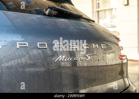 LONDON – 19. FEBRUAR 2024: Porsche Macan S parkte auf der gehobenen Londoner Straße Stockfoto