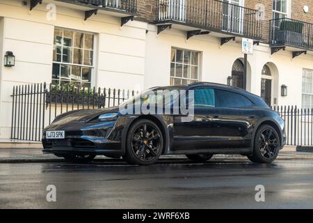 LONDON – 19. FEBRUAR 2024: Porsche Taycan 4S parkt in der eleganten Londoner Wohnstraße Stockfoto