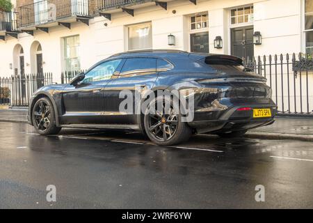 LONDON – 19. FEBRUAR 2024: Porsche Taycan 4S parkt in der eleganten Londoner Wohnstraße Stockfoto