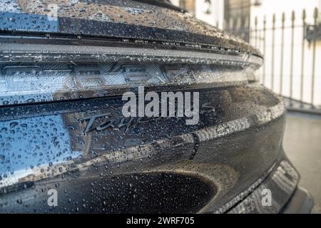 LONDON – 19. FEBRUAR 2024: Porsche Taycan 4S parkt in der eleganten Londoner Wohnstraße Stockfoto