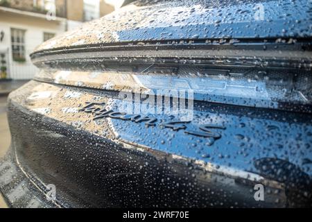 LONDON – 19. FEBRUAR 2024: Porsche Taycan 4S parkt in der eleganten Londoner Wohnstraße Stockfoto