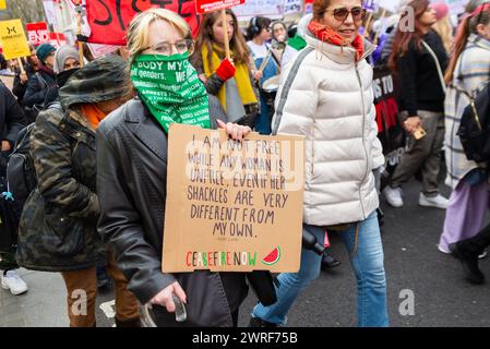 Million Women Rise march, Teil des Internationalen Frauentages 2024. Protest gegen Unterdrückung, Ungleichheit, Rechte und Gewalt. Zitat von Audre Lorde Stockfoto