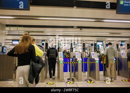 Passagiere am Abflugstor am Flughafen Gatwick Stockfoto