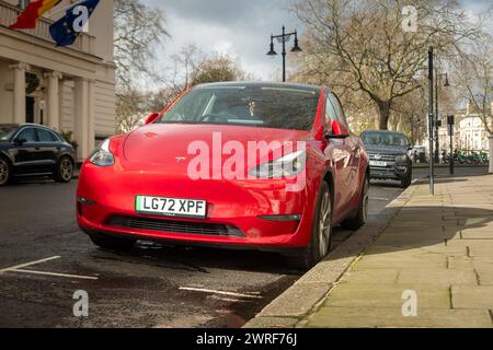 LONDON, 19. FEBRUAR 2024: Tesla Model 3 parkt in einer eleganten Wohnstraße in Belgravia Stockfoto