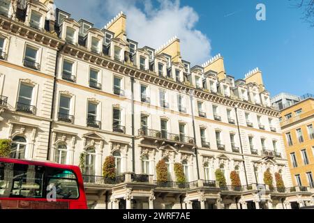 LONDON, 19. FEBRUAR 2024: Reihe von hohen, gehobenen Wohnhäusern in Knightsbridge, London Stockfoto