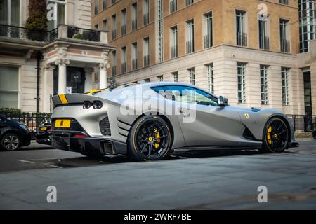 LONDON – 19. FEBRUAR 2024: Ferrari parkte auf der eleganten Londoner Straße in Belgravia Stockfoto