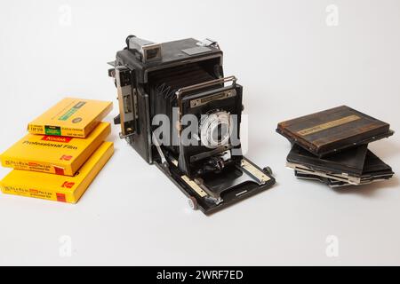 Graflex Speed Graphic 3 x 4 Filmkamera auf weißem Hintergrund. Stockfoto