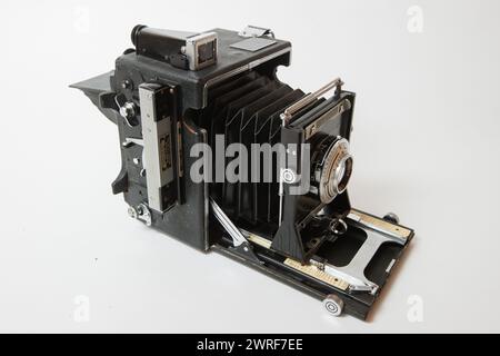 Graflex Speed Graphic 3 x 4 Filmkamera auf weißem Hintergrund. Stockfoto