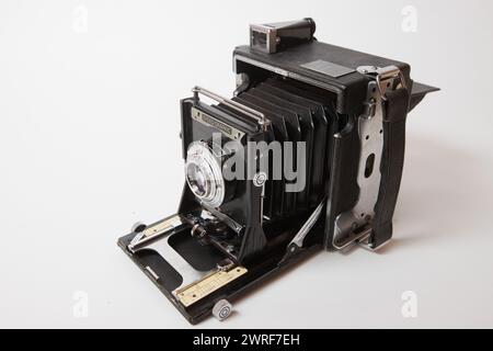 Graflex Speed Graphic 3 x 4 Filmkamera auf weißem Hintergrund. Stockfoto