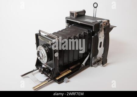 Graflex Speed Graphic 3 x 4 Filmkamera auf weißem Hintergrund. Stockfoto