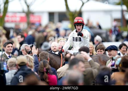 Jockey David Bass, nachdem er die Ultima Handicap Chase mit dem Pferd Chianti Classico am ersten Tag des Cheltenham Festivals 2024 auf der Cheltenham Racecourse gewonnen hatte. Bilddatum: Dienstag, 12. März 2024. Stockfoto