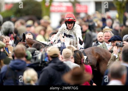 Jockey David Bass, nachdem er die Ultima Handicap Chase mit dem Pferd Chianti Classico am ersten Tag des Cheltenham Festivals 2024 auf der Cheltenham Racecourse gewonnen hatte. Bilddatum: Dienstag, 12. März 2024. Stockfoto