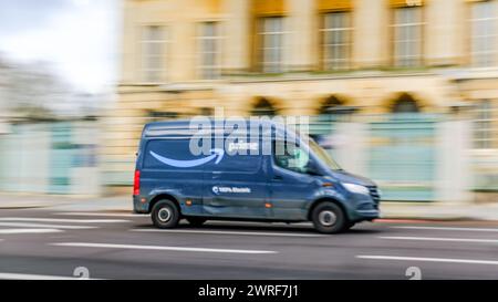 LONDON – 19. FEBRUAR 2024: Amazon Prime Lieferwagen in Bewegung auf der Londoner Straße Stockfoto