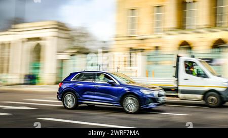 Die Bewegung verschwommen das Auto auf der belebten Londoner Straße Stockfoto