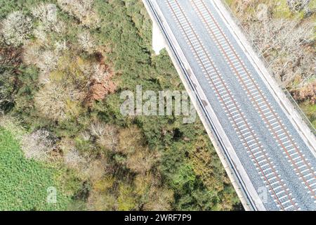 Drohnenansicht eines Hochgeschwindigkeitsbahnviadukts in Galicien, Spanien Stockfoto