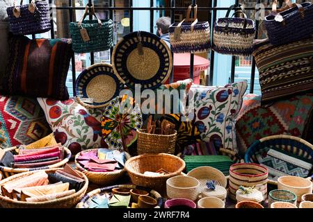Bunte Flechtgegenstände zum Verkauf an einem Marktstand in Hay-on-Wye, Powys Wales Stockfoto