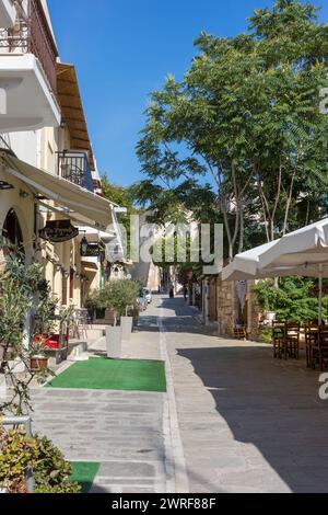 Straßencafés sind typisch für die Straßenszene in der Altstadt, Rethymon, Kreta Stockfoto