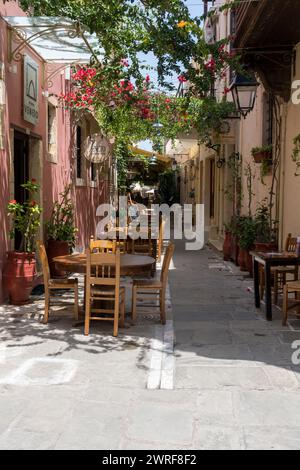 Straßencafés sind eine typische Straßenszene in der Altstadt von Rethyymnon auf Kreta Stockfoto