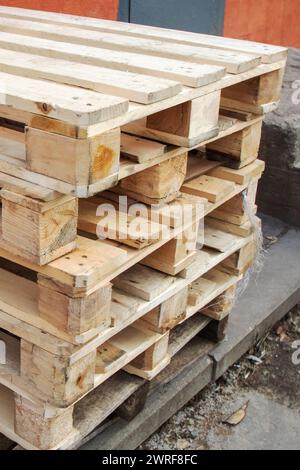 Holzpaletten an der Wand des Lagers Stockfoto