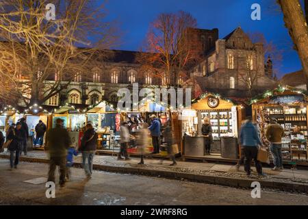 Stände bei Nacht auf dem Winchester Christmas Market vor der Winchester Cathedral, Winchester, Hampshire, England, Vereinigtes Königreich, Europa Stockfoto