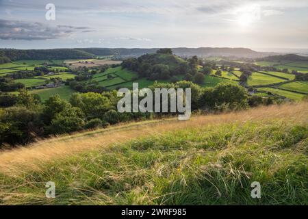 Blick auf Dursley und Downham Hill von Uley Bury Hill, Dursley, Cotswolds, Gloucestershire, England, Vereinigtes Königreich, Europa Stockfoto