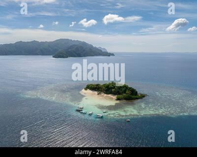 Kleine Insel mit weißem Sandstrand und klarem Meerwasser. CYC Beach. Coron, Palawan. Philippinen. Stockfoto