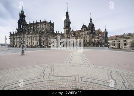 Dresden, Deutschland. März 2024. Blick über den Theaterplatz in der Altstadt bis zur Hofkirche (l-r), dem Hausmannsturm, dem Residenzschloss und der Schinkelwache. Robert Michael/dpa/Alamy Live News Stockfoto