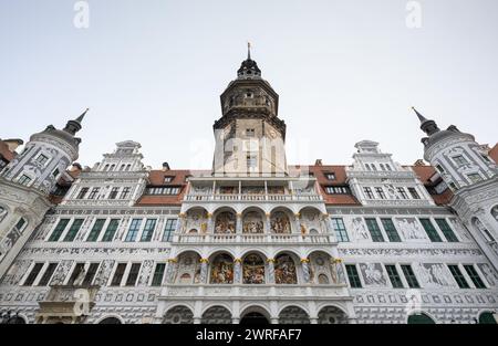 Dresden, Deutschland. März 2024. Blick auf den restaurierten vierstöckigen Balkon des Dresdner Residenzschlosses. Nach sieben Jahren ist die Farbgestaltung der Renaissance-Loggia im Dresdner Residenzschloss abgeschlossen. Robert Michael/dpa/Alamy Live News Stockfoto