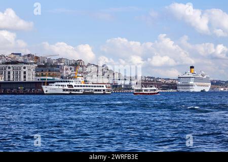 Die SH-Beyoglu Passagierfähre legte im Hafen von Karakoy, Istanbul, Türkei und Europa an Stockfoto
