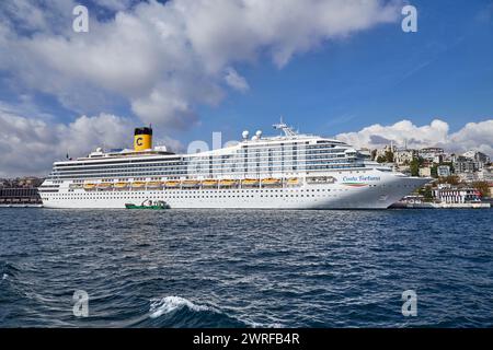 Der Costa Fortuna Cruise Liner legte in Istanbul, Europa, an Stockfoto