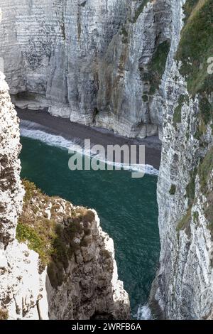 ETRETAT, FRANKREICH - 1. SEPTEMBER. 2019: Dies ist ein Blick auf einen wilden Strand, der nur bei Ebbe existiert, am Fuße des d'Aval Rock an der Alabaster Coast. Stockfoto