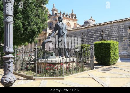JEREZ DE LA FRONTERA, SPANIEN - 22. MAI 2017: Dies ist ein Denkmal für den Gründer der Sherry-Firma Tio Pepe auf dem Platz in der Nähe der Kathedrale. Stockfoto
