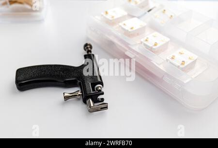 Steriles Ohrstechgerät Für Das Ohrstecher-Kit. Hochwertige Fotos Stockfoto