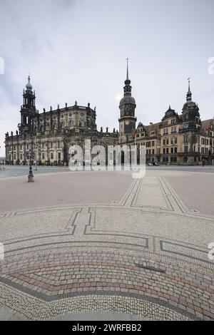 Dresden, Deutschland. März 2024. Blick über den Theaterplatz in der Altstadt bis zur Hofkirche (l-r), dem Hausmannsturm und dem Residenzschloss. Robert Michael/dpa/Alamy Live News Stockfoto